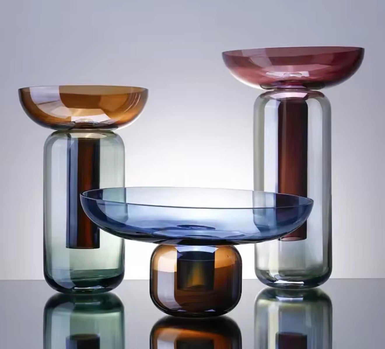 Jarrones de vidrio en distintas tonalidades